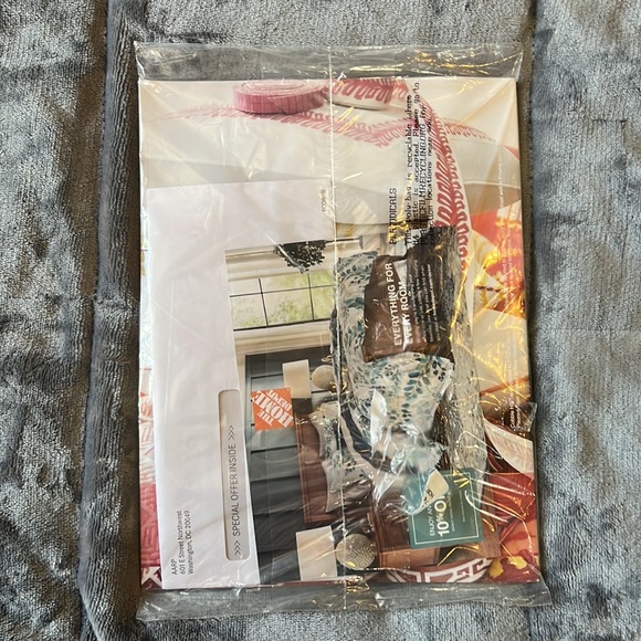 House Beautiful Magazine April/May 2021 The Color Issue - Picture 2 of 3